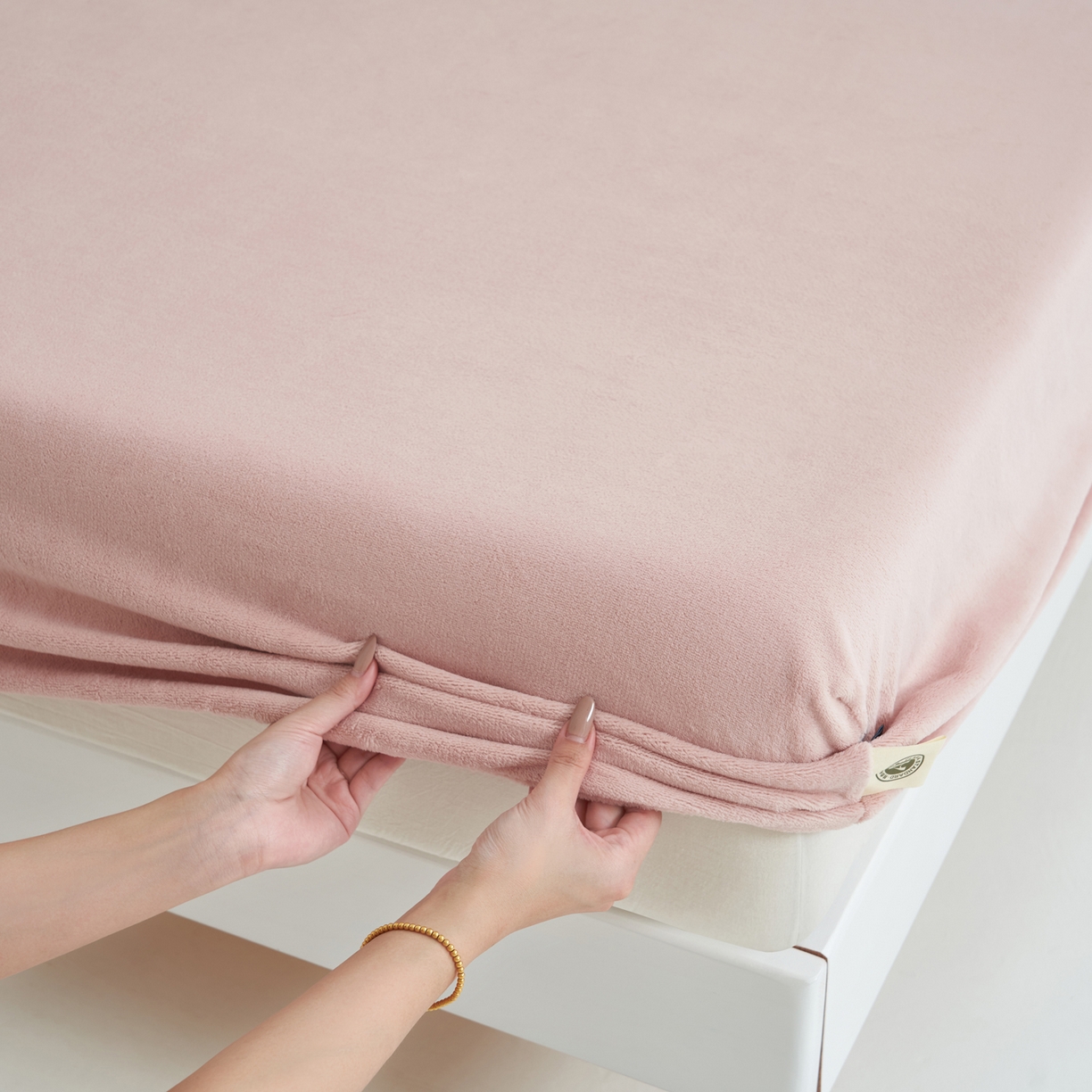 91家纺网 家纺一手货源 找家纺 寐绸家纺 2025新款牛奶绒纯色暖绒床笠 暖绒床笠-豆沙