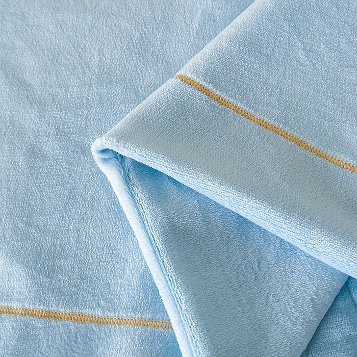 91家纺网 家纺一手货源 找家纺 柏薇 2025新款高克重牛奶绒绣花床盖四件套-缪系列 奶蓝色