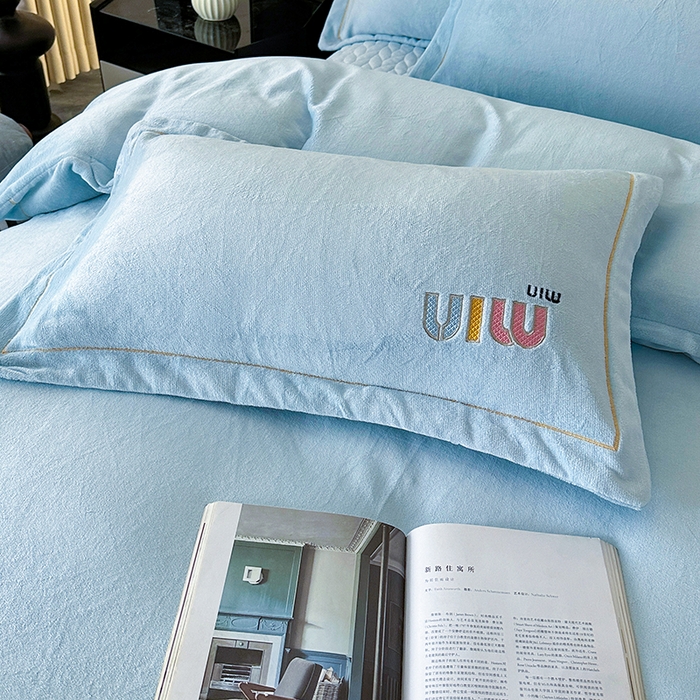 91家纺网 家纺一手货源 找家纺 柏薇 2025新款高克重牛奶绒绣花床盖四件套-缪系列 奶蓝色