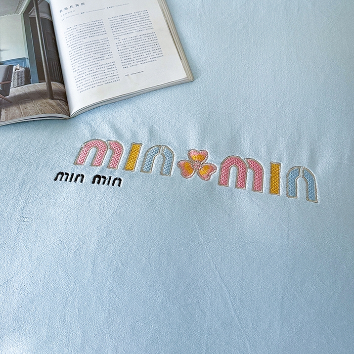 91家纺网 家纺一手货源 找家纺 柏薇 2025新款高克重牛奶绒绣花床盖四件套-缪系列 奶蓝色