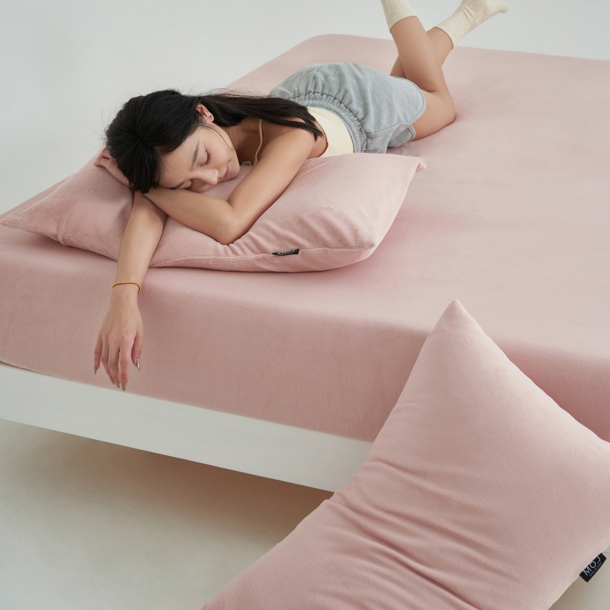 91家纺网 家纺一手货源 找家纺 寐绸家纺 2025新款牛奶绒纯色暖绒床笠 暖绒床笠-豆沙