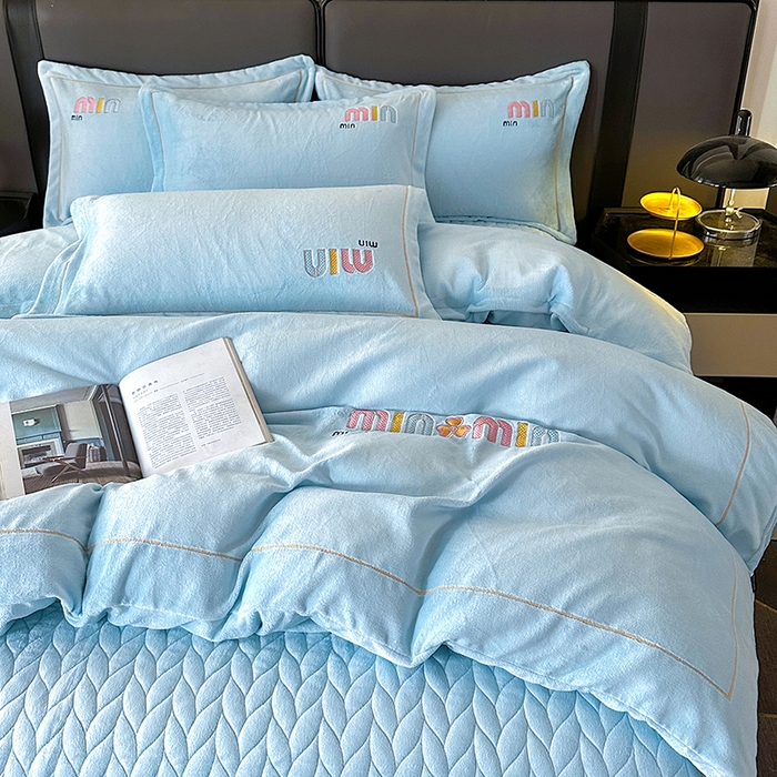 91家纺网 家纺一手货源 找家纺 柏薇 2025新款高克重牛奶绒绣花床盖四件套-缪系列 奶蓝色