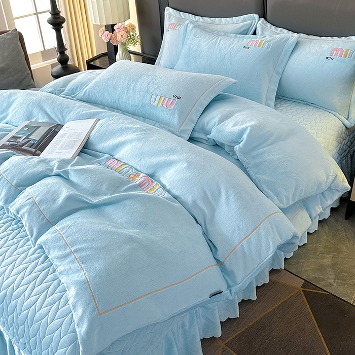 91家纺网 家纺一手货源 找家纺 柏薇 2025新款高克重牛奶绒绣花床盖四件套-缪系列 奶蓝色