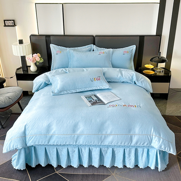 91家纺网 家纺一手货源 找家纺 柏薇 2025新款高克重牛奶绒绣花床盖四件套-缪系列 奶蓝色