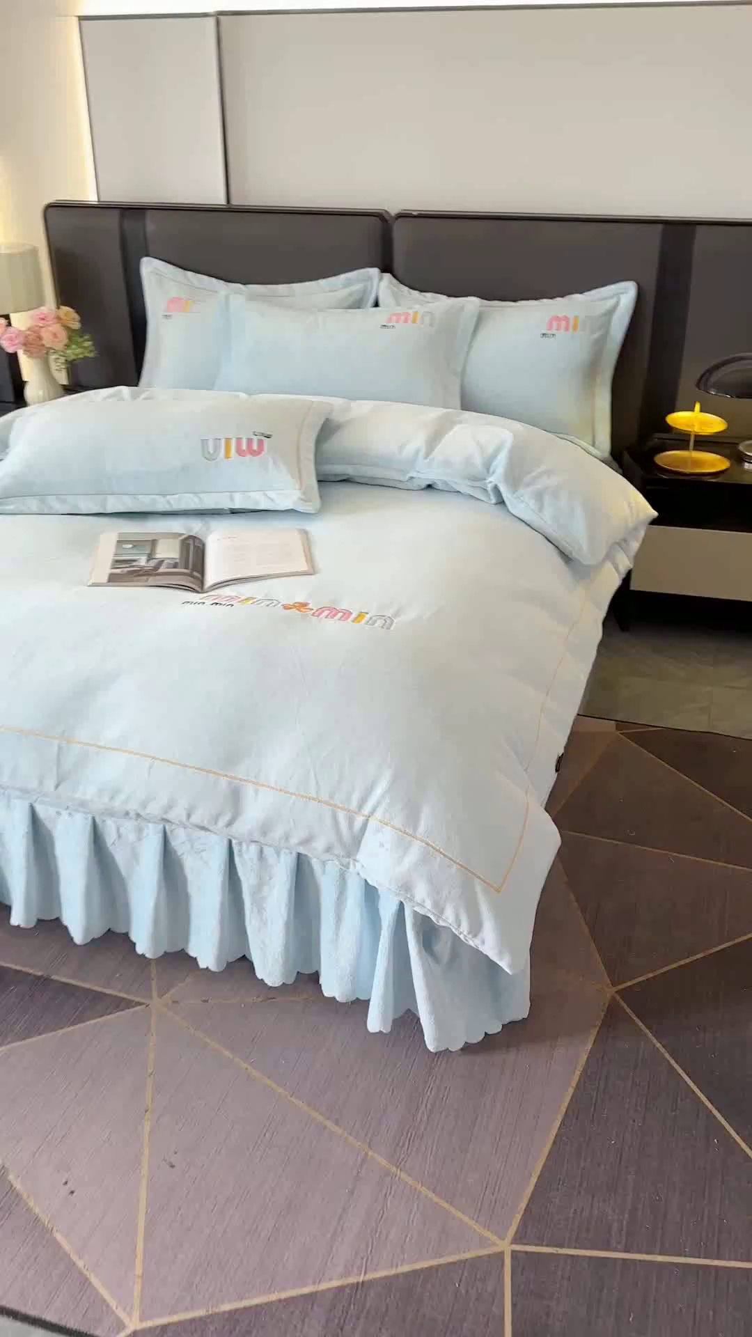 91家纺网 家纺一手货源 找家纺 柏薇 2025新款高克重牛奶绒绣花床盖四件套-缪系列 奶蓝色