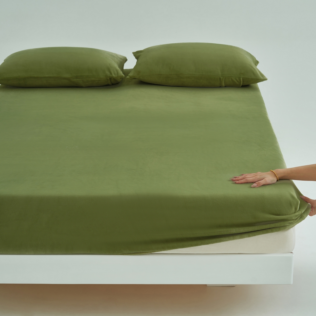 91家纺网 家纺一手货源 找家纺 寐绸家纺 2025新款牛奶绒纯色暖绒床笠 暖绒床笠-橄榄绿