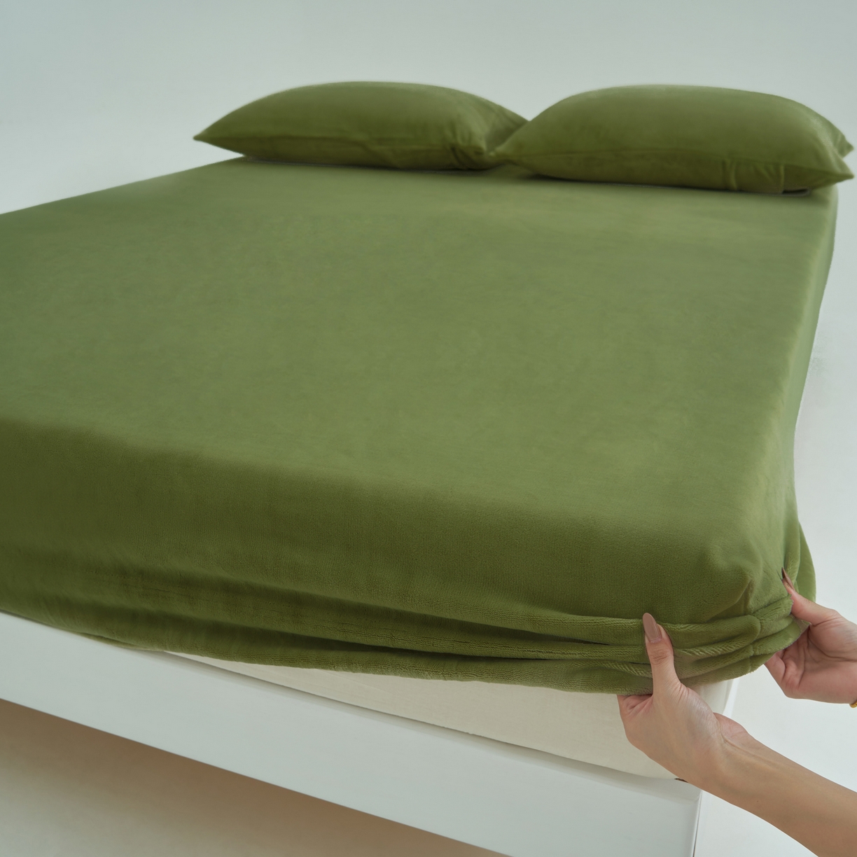 91家纺网 家纺一手货源 找家纺 寐绸家纺 2025新款牛奶绒纯色暖绒床笠 暖绒床笠-橄榄绿