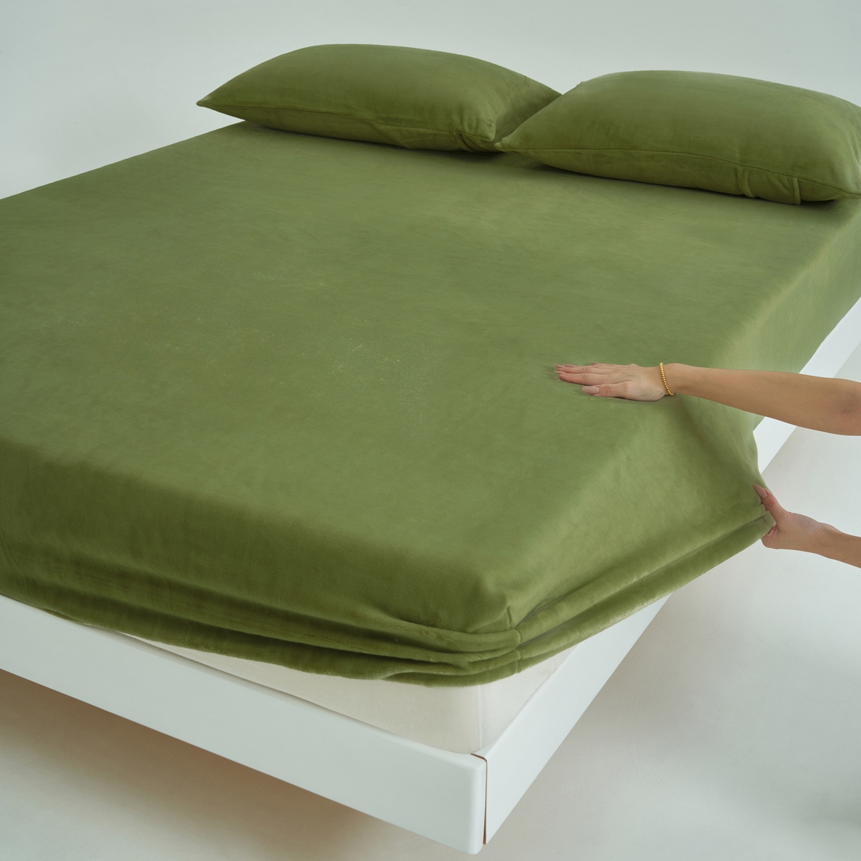 91家纺网 家纺一手货源 找家纺 寐绸家纺 2025新款牛奶绒纯色暖绒床笠 暖绒床笠-橄榄绿