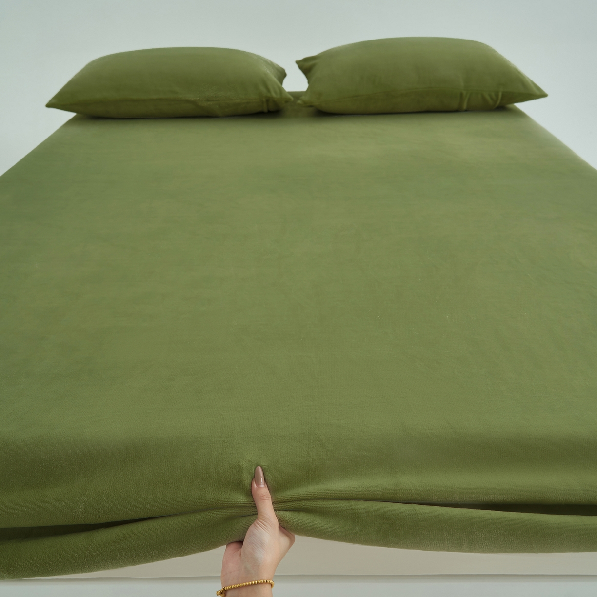 91家纺网 家纺一手货源 找家纺 寐绸家纺 2025新款牛奶绒纯色暖绒床笠 暖绒床笠-橄榄绿