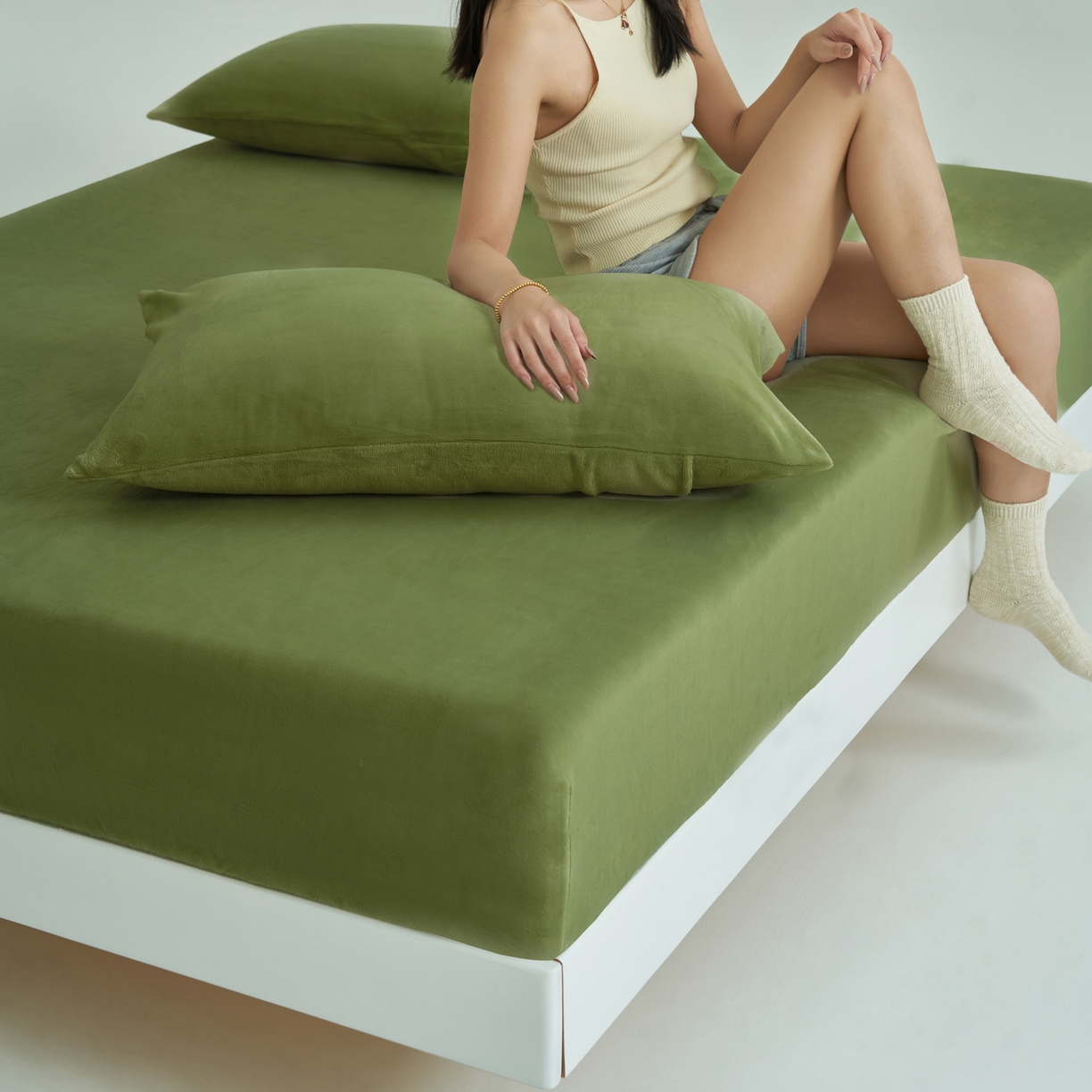 91家纺网 家纺一手货源 找家纺 寐绸家纺 2025新款牛奶绒纯色暖绒床笠 暖绒床笠-橄榄绿