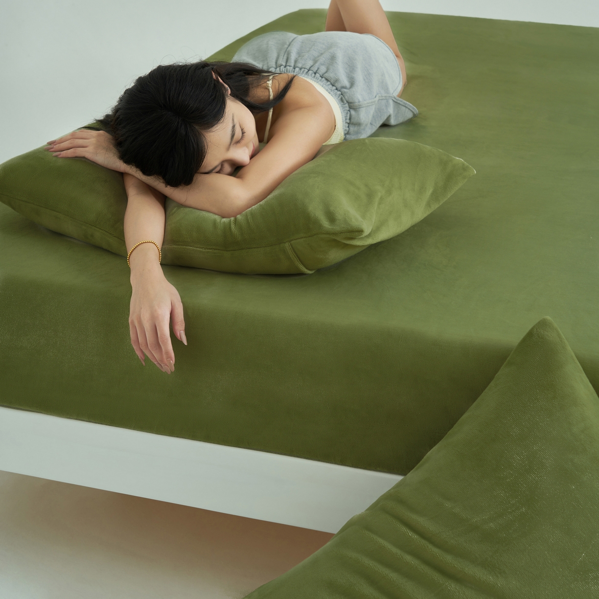 91家纺网 家纺一手货源 找家纺 寐绸家纺 2025新款牛奶绒纯色暖绒床笠 暖绒床笠-橄榄绿