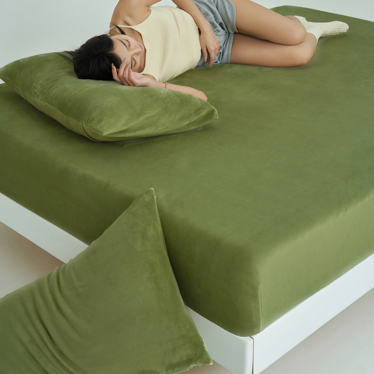 91家纺网 家纺一手货源 找家纺 寐绸家纺 2025新款牛奶绒纯色暖绒床笠 暖绒床笠-橄榄绿