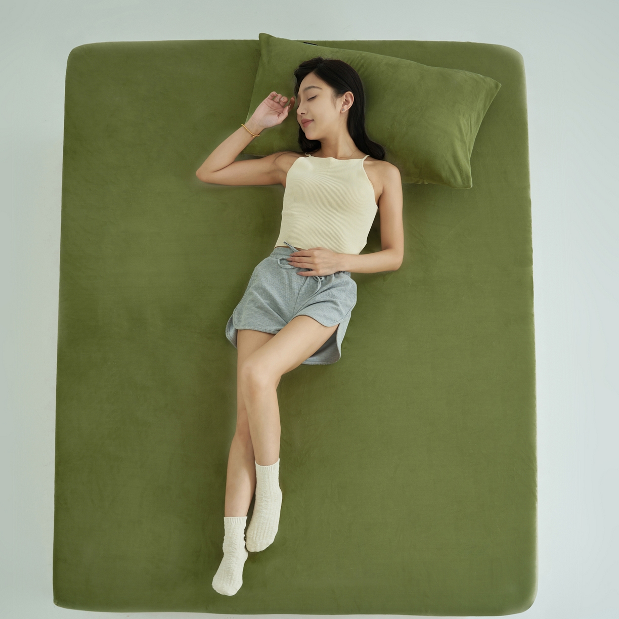 91家纺网 家纺一手货源 找家纺 寐绸家纺 2025新款牛奶绒纯色暖绒床笠 暖绒床笠-橄榄绿