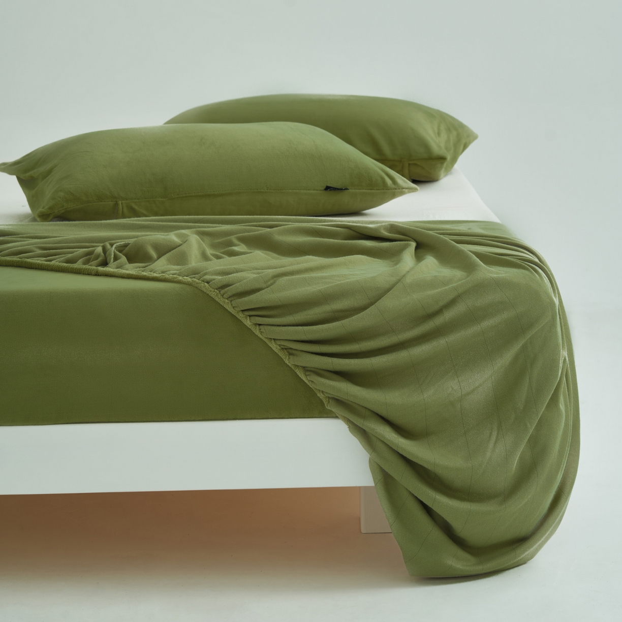 91家纺网 家纺一手货源 找家纺 寐绸家纺 2025新款牛奶绒纯色暖绒床笠 暖绒床笠-橄榄绿