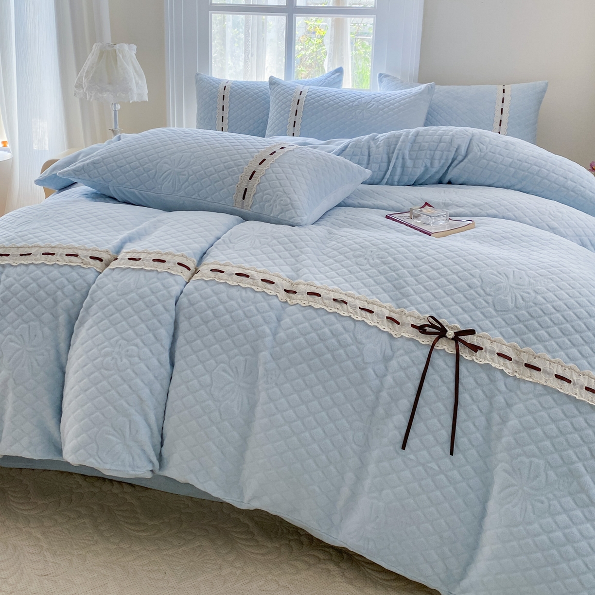 91家纺网 家纺一手货源 找家纺 （总）乐嘉盈 2025年新款雕花法式蝴蝶结牛奶绒四件套 