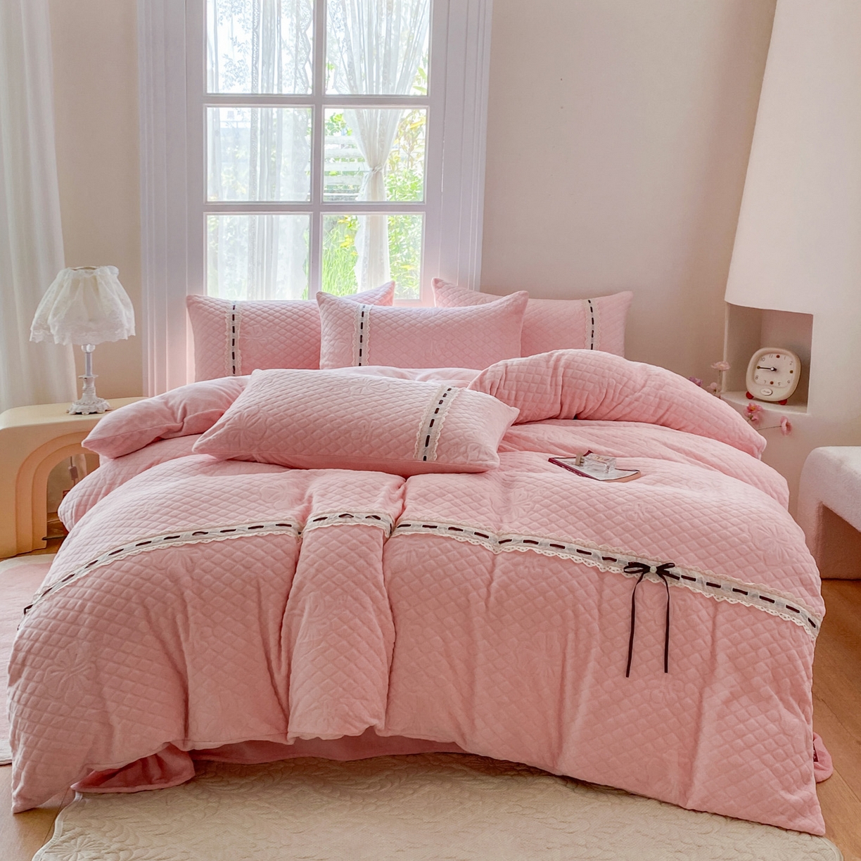 91家纺网 家纺一手货源 找家纺 （总）乐嘉盈 2025年新款雕花法式蝴蝶结牛奶绒四件套 