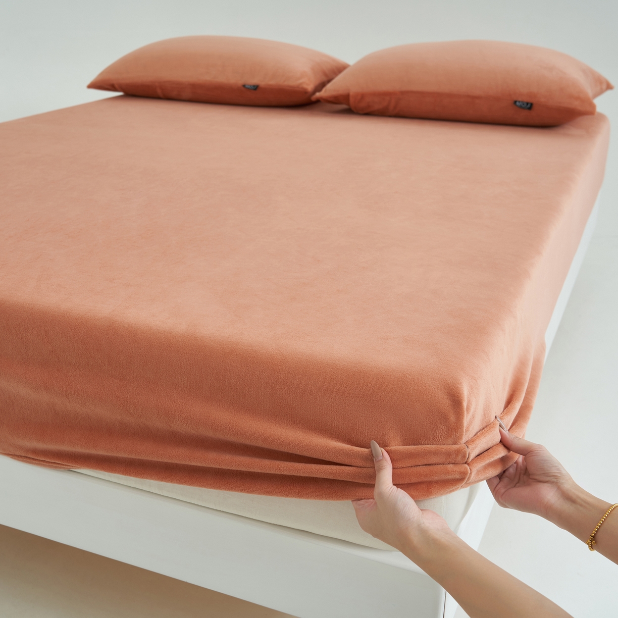 91家纺网 家纺一手货源 找家纺 寐绸家纺 2025新款牛奶绒纯色暖绒床笠 暖绒床笠-焦糖