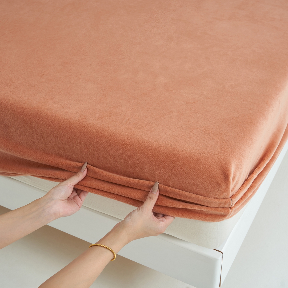 91家纺网 家纺一手货源 找家纺 寐绸家纺 2025新款牛奶绒纯色暖绒床笠 暖绒床笠-焦糖