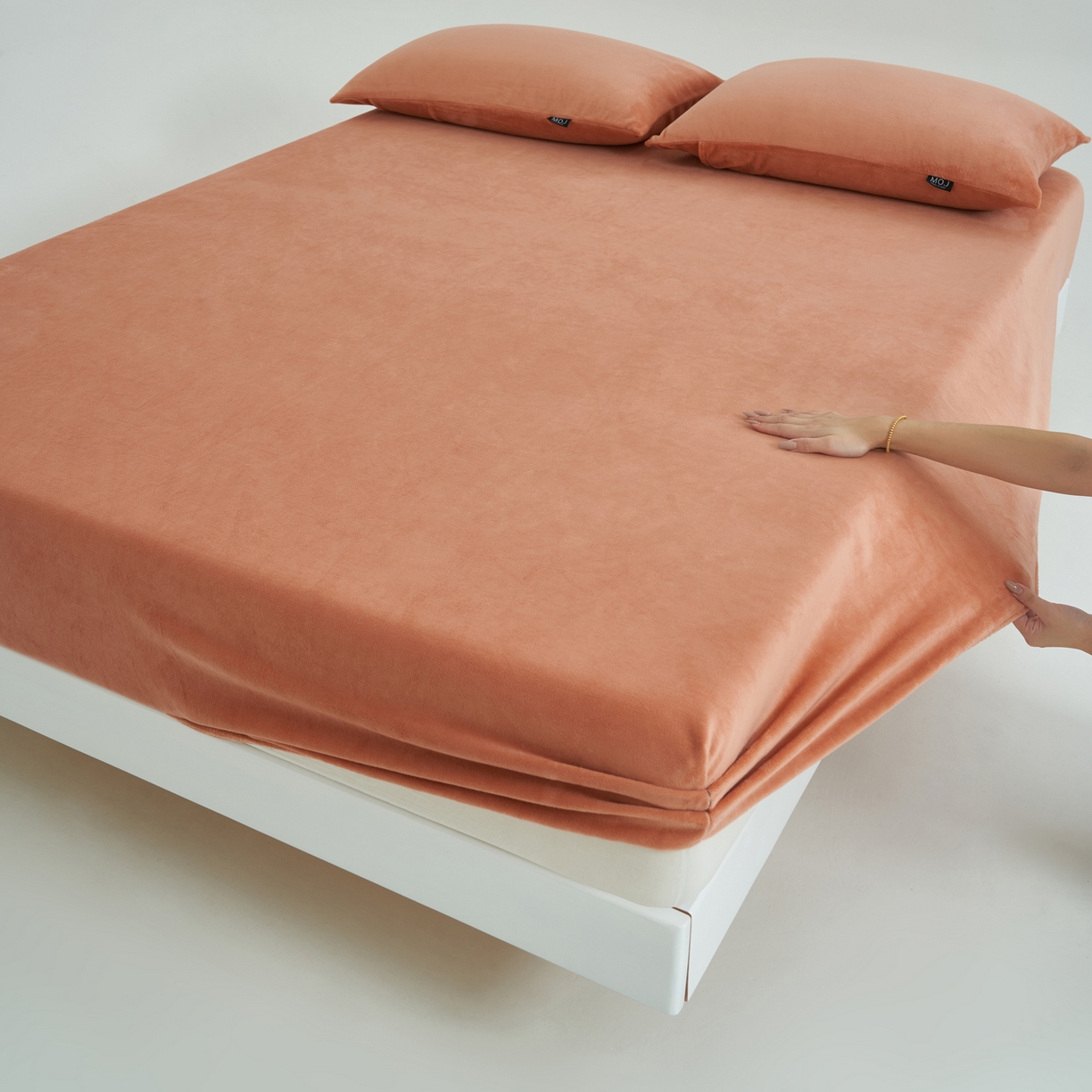 91家纺网 家纺一手货源 找家纺 寐绸家纺 2025新款牛奶绒纯色暖绒床笠 暖绒床笠-焦糖