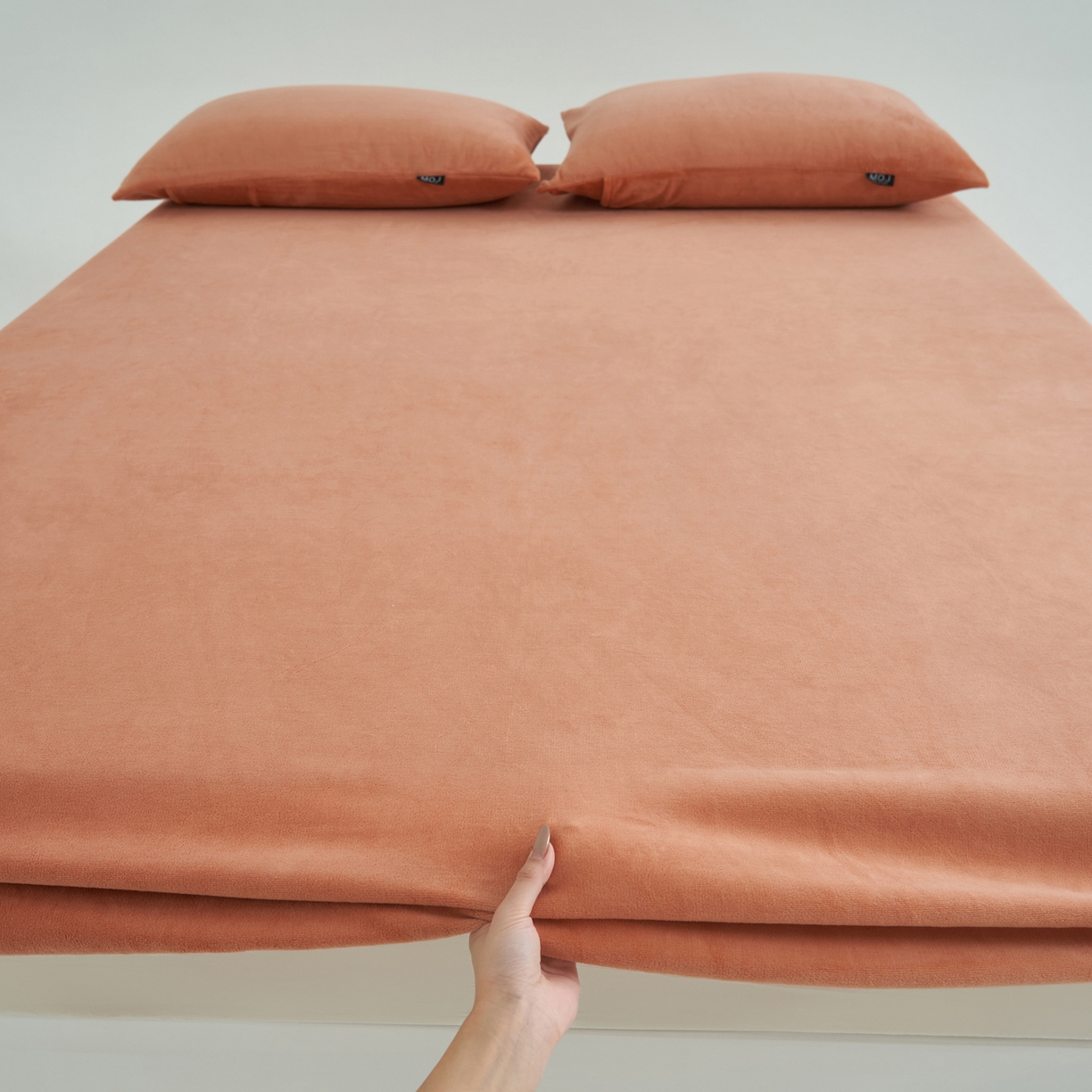 91家纺网 家纺一手货源 找家纺 寐绸家纺 2025新款牛奶绒纯色暖绒床笠 暖绒床笠-焦糖