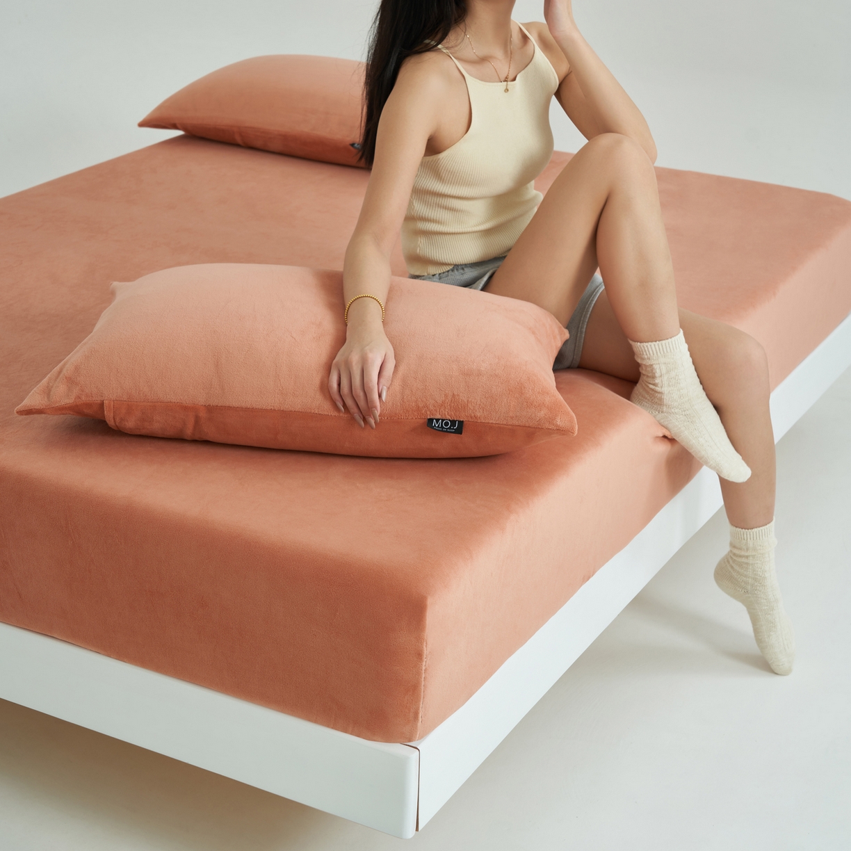 91家纺网 家纺一手货源 找家纺 寐绸家纺 2025新款牛奶绒纯色暖绒床笠 暖绒床笠-焦糖