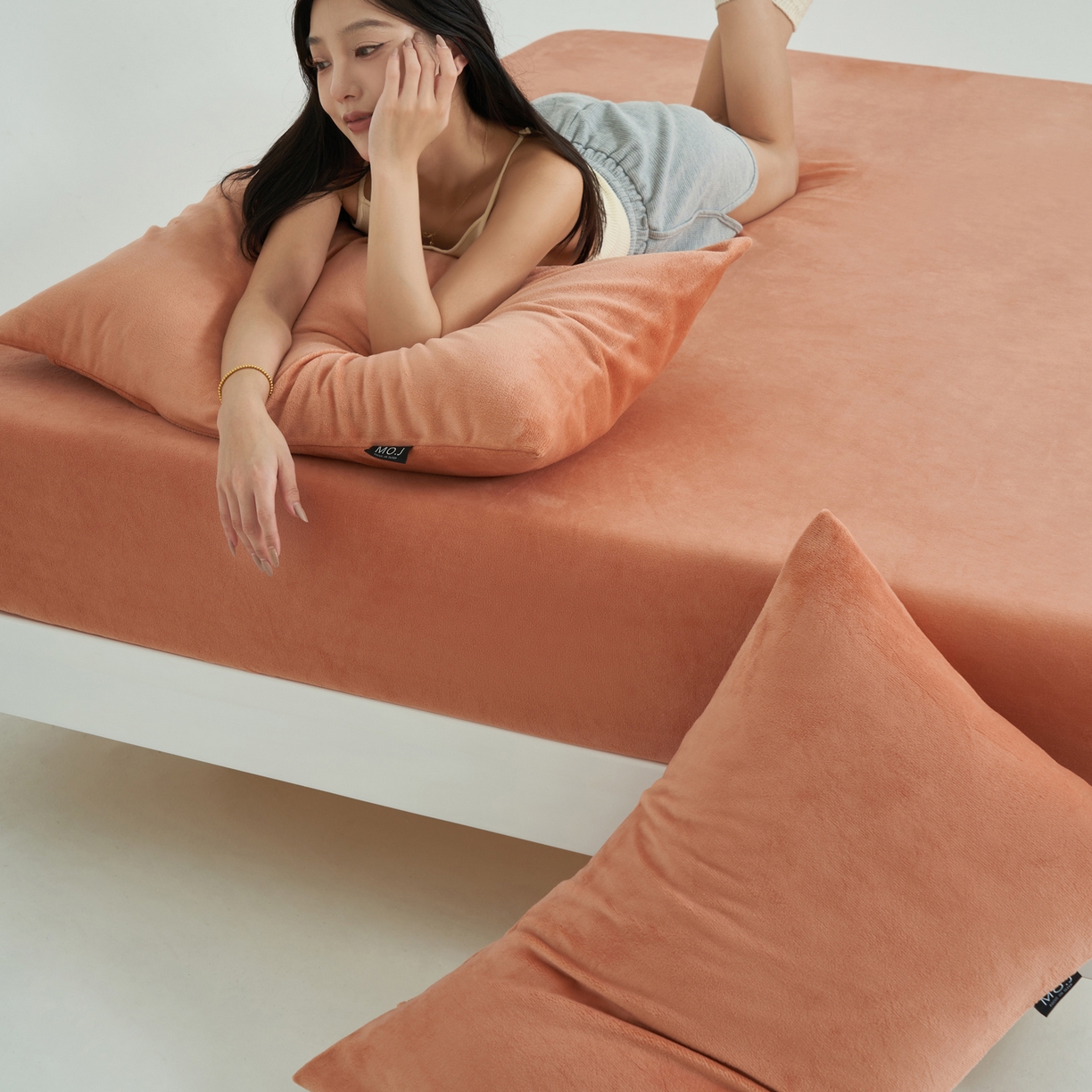 91家纺网 家纺一手货源 找家纺 寐绸家纺 2025新款牛奶绒纯色暖绒床笠 暖绒床笠-焦糖