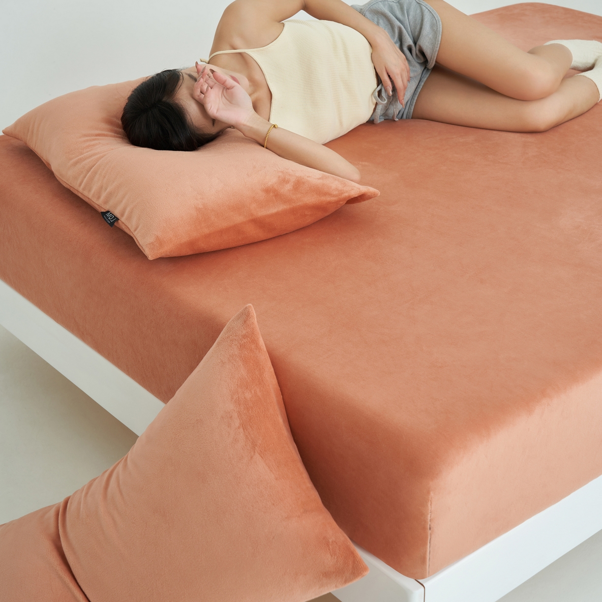 91家纺网 家纺一手货源 找家纺 寐绸家纺 2025新款牛奶绒纯色暖绒床笠 暖绒床笠-焦糖