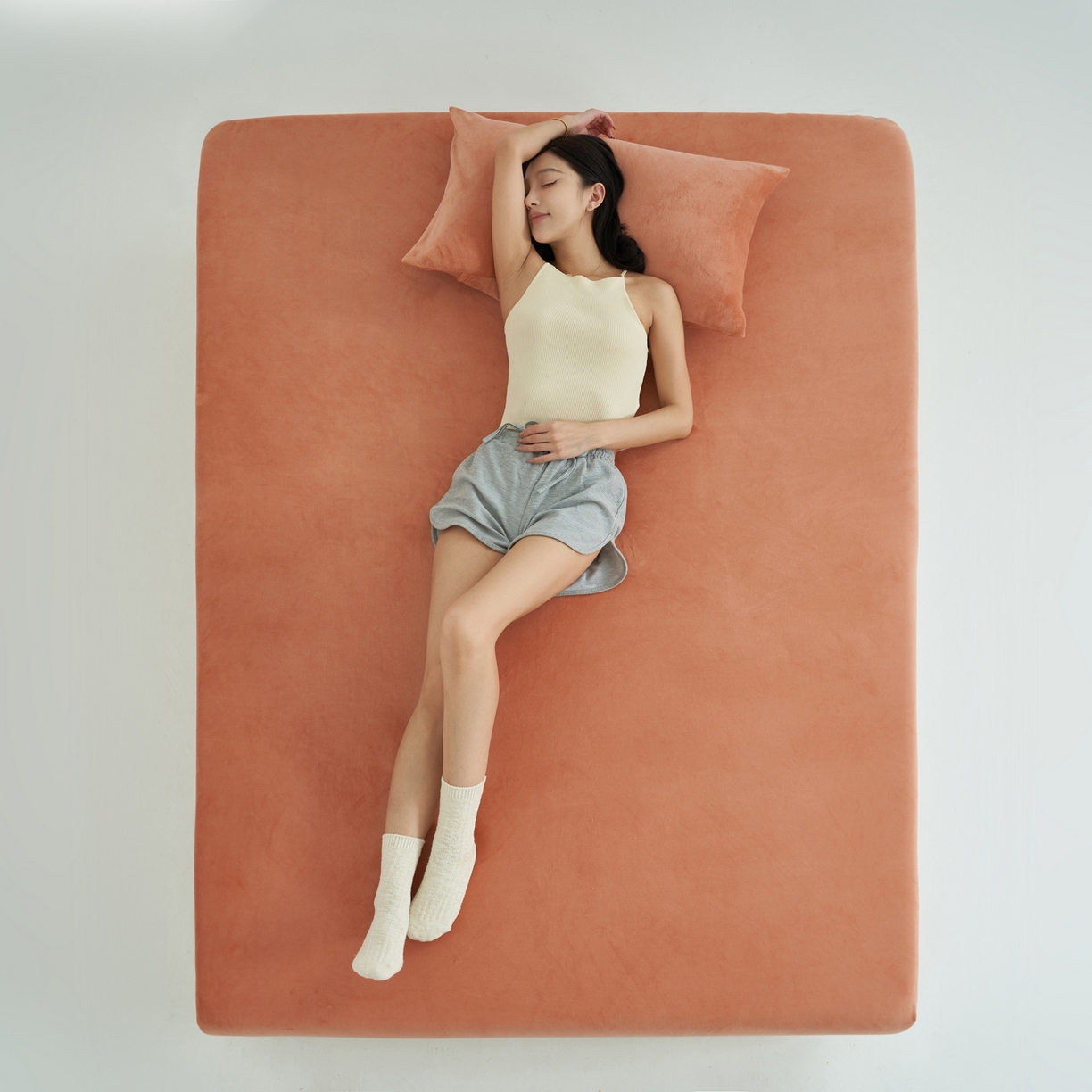 91家纺网 家纺一手货源 找家纺 寐绸家纺 2025新款牛奶绒纯色暖绒床笠 暖绒床笠-焦糖