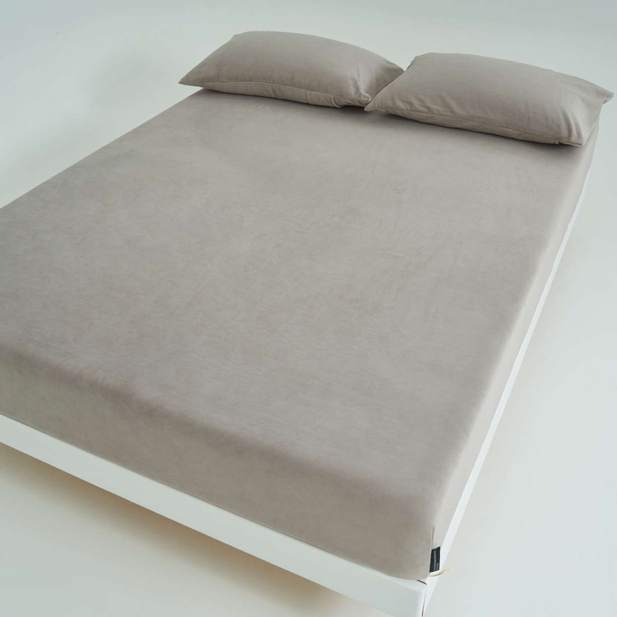 91家纺网 家纺一手货源 找家纺 寐绸家纺 2025新款牛奶绒纯色暖绒床笠 暖绒床笠-米灰