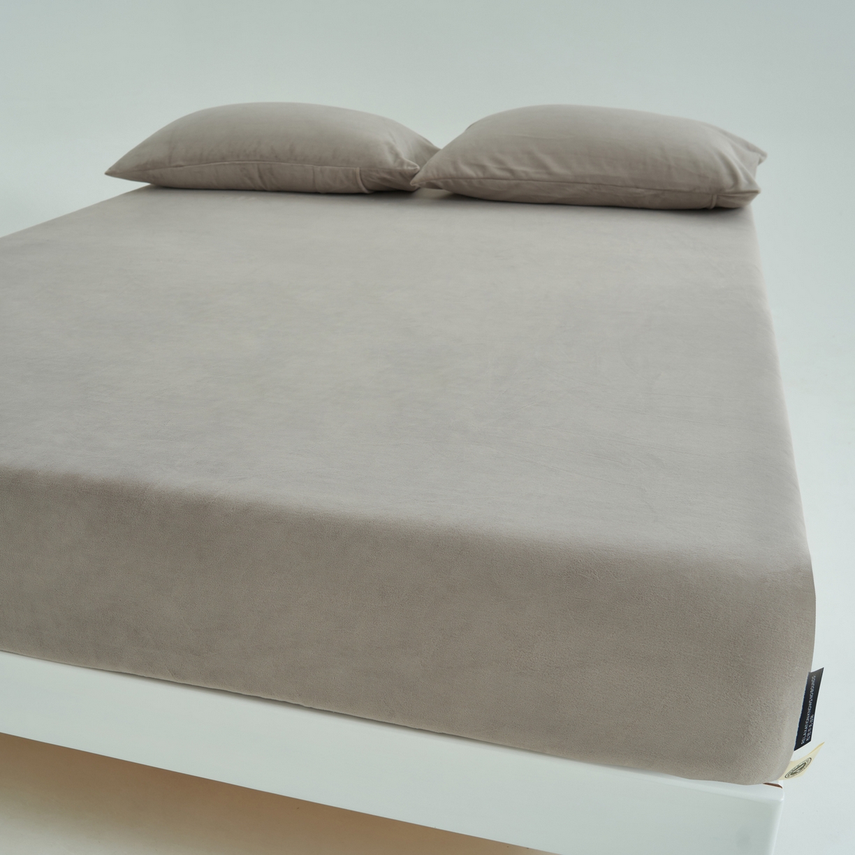 91家纺网 家纺一手货源 找家纺 寐绸家纺 2025新款牛奶绒纯色暖绒床笠 暖绒床笠-米灰