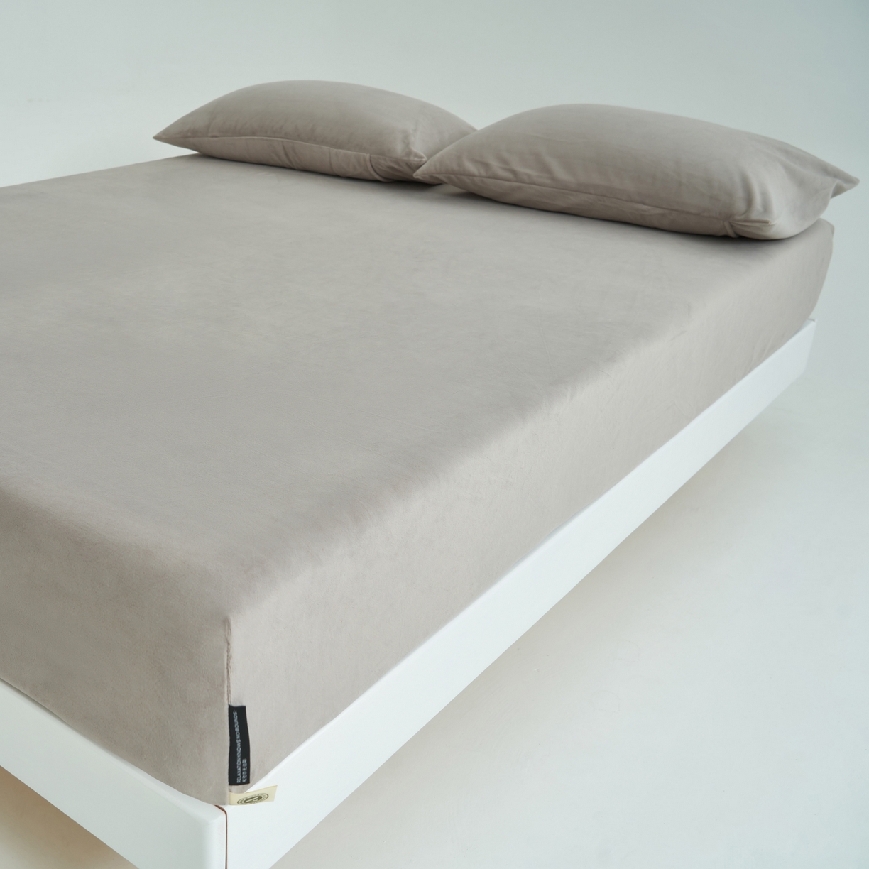 91家纺网 家纺一手货源 找家纺 寐绸家纺 2025新款牛奶绒纯色暖绒床笠 暖绒床笠-米灰