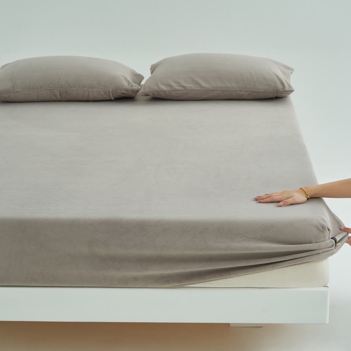 91家纺网 家纺一手货源 找家纺 寐绸家纺 2025新款牛奶绒纯色暖绒床笠 暖绒床笠-米灰