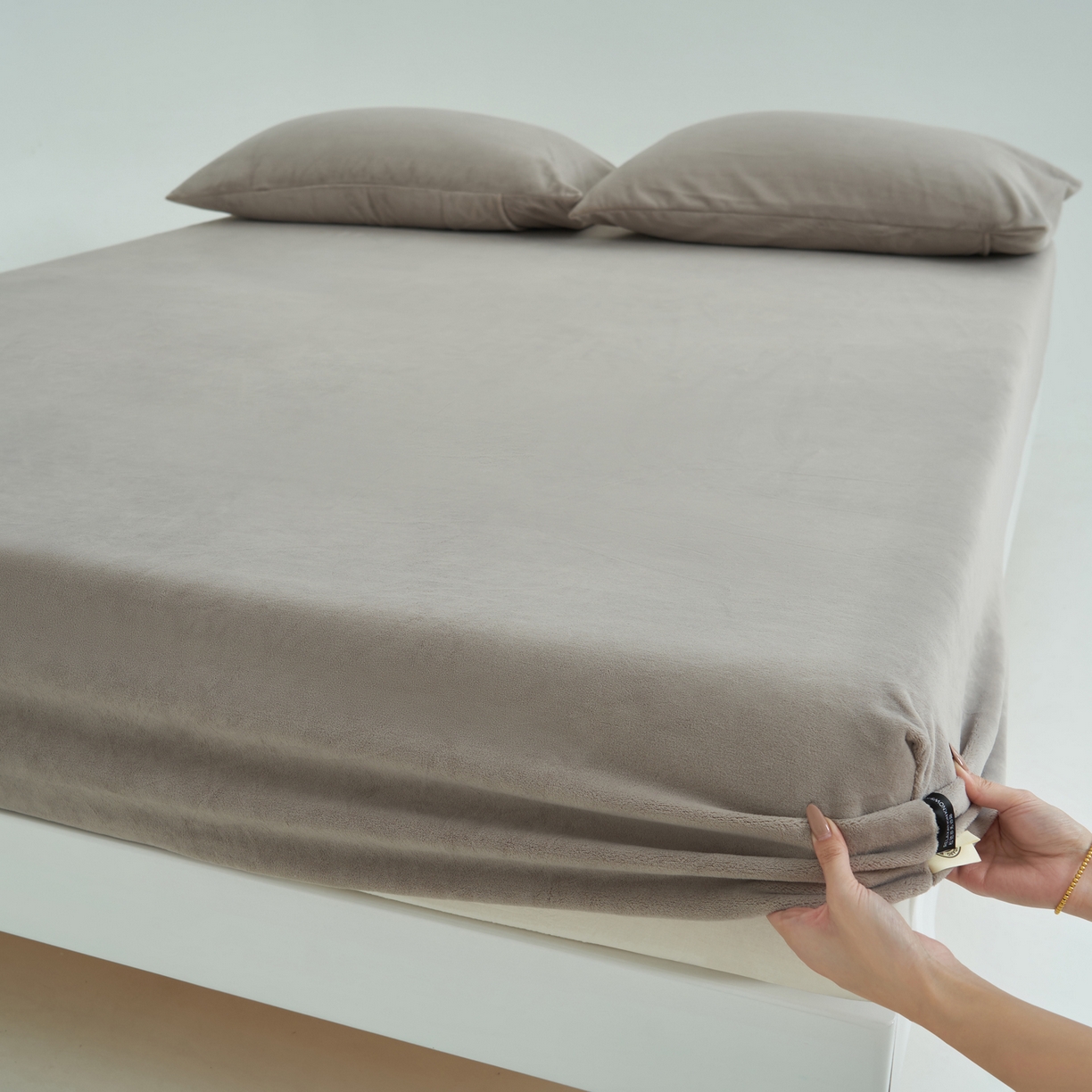 91家纺网 家纺一手货源 找家纺 寐绸家纺 2025新款牛奶绒纯色暖绒床笠 暖绒床笠-米灰