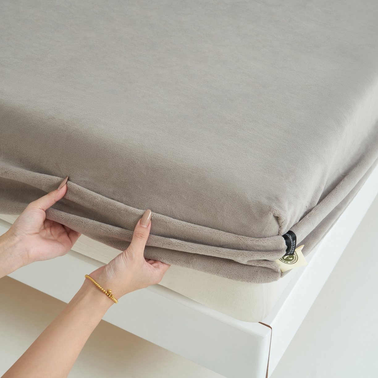 91家纺网 家纺一手货源 找家纺 寐绸家纺 2025新款牛奶绒纯色暖绒床笠 暖绒床笠-米灰