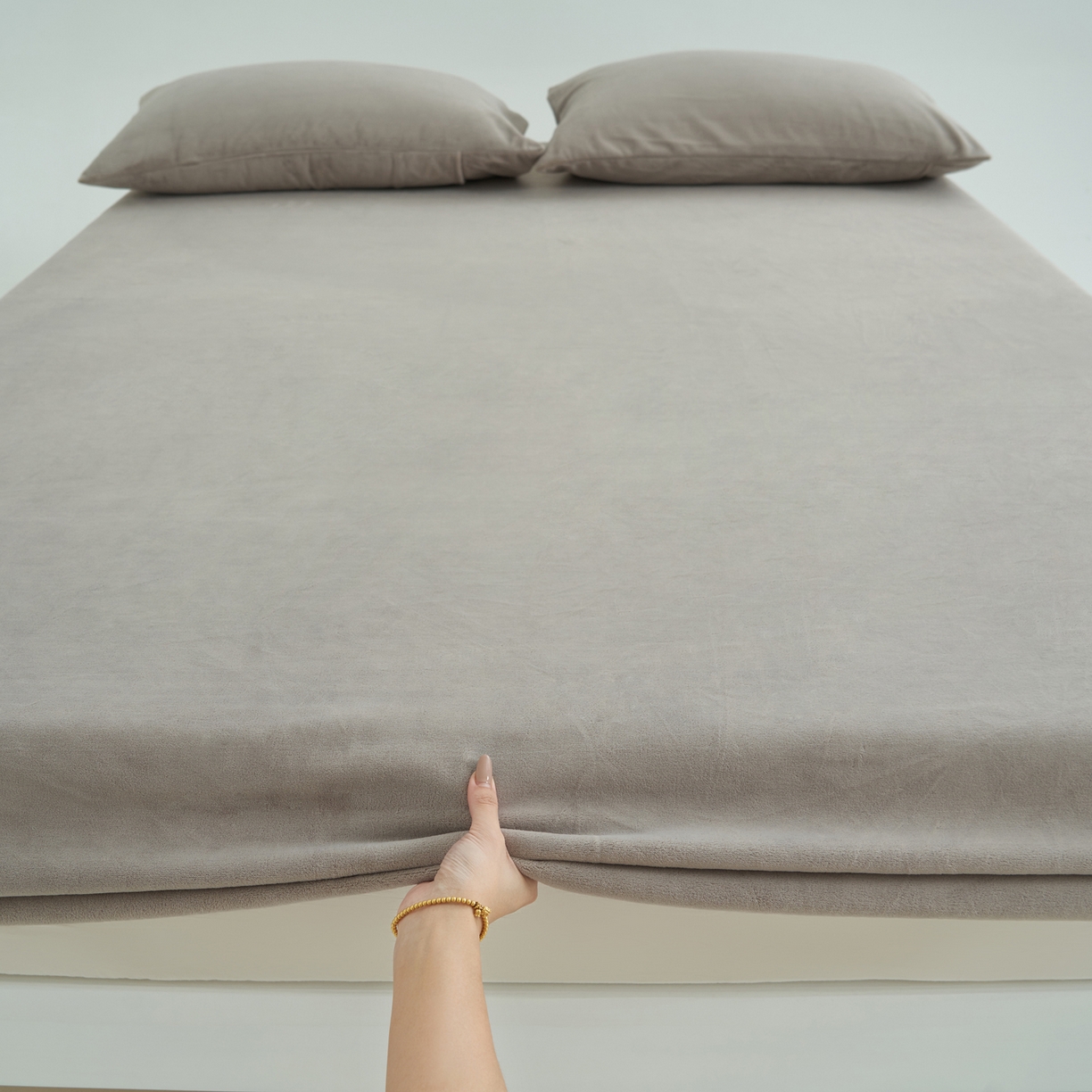 91家纺网 家纺一手货源 找家纺 寐绸家纺 2025新款牛奶绒纯色暖绒床笠 暖绒床笠-米灰