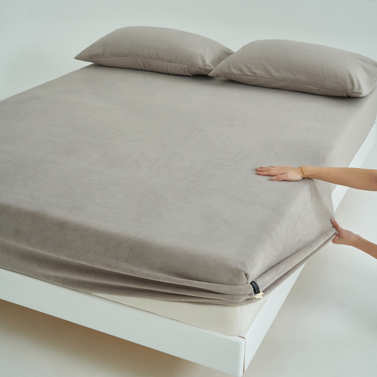 91家纺网 家纺一手货源 找家纺 寐绸家纺 2025新款牛奶绒纯色暖绒床笠 暖绒床笠-米灰