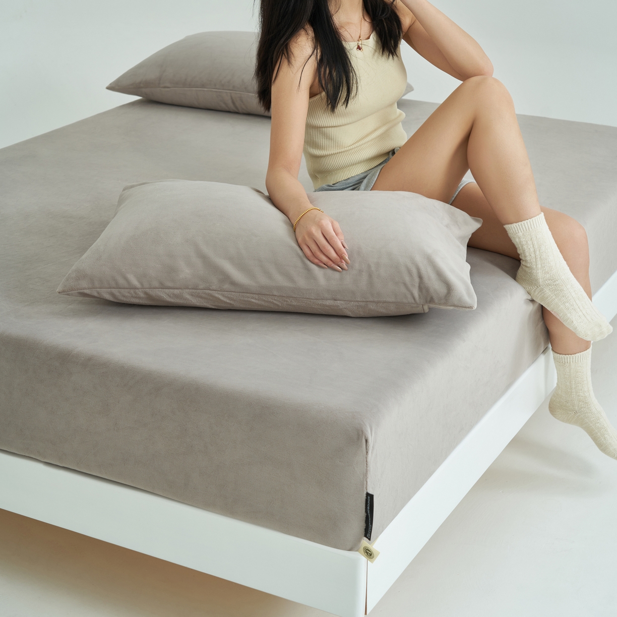 91家纺网 家纺一手货源 找家纺 寐绸家纺 2025新款牛奶绒纯色暖绒床笠 暖绒床笠-米灰