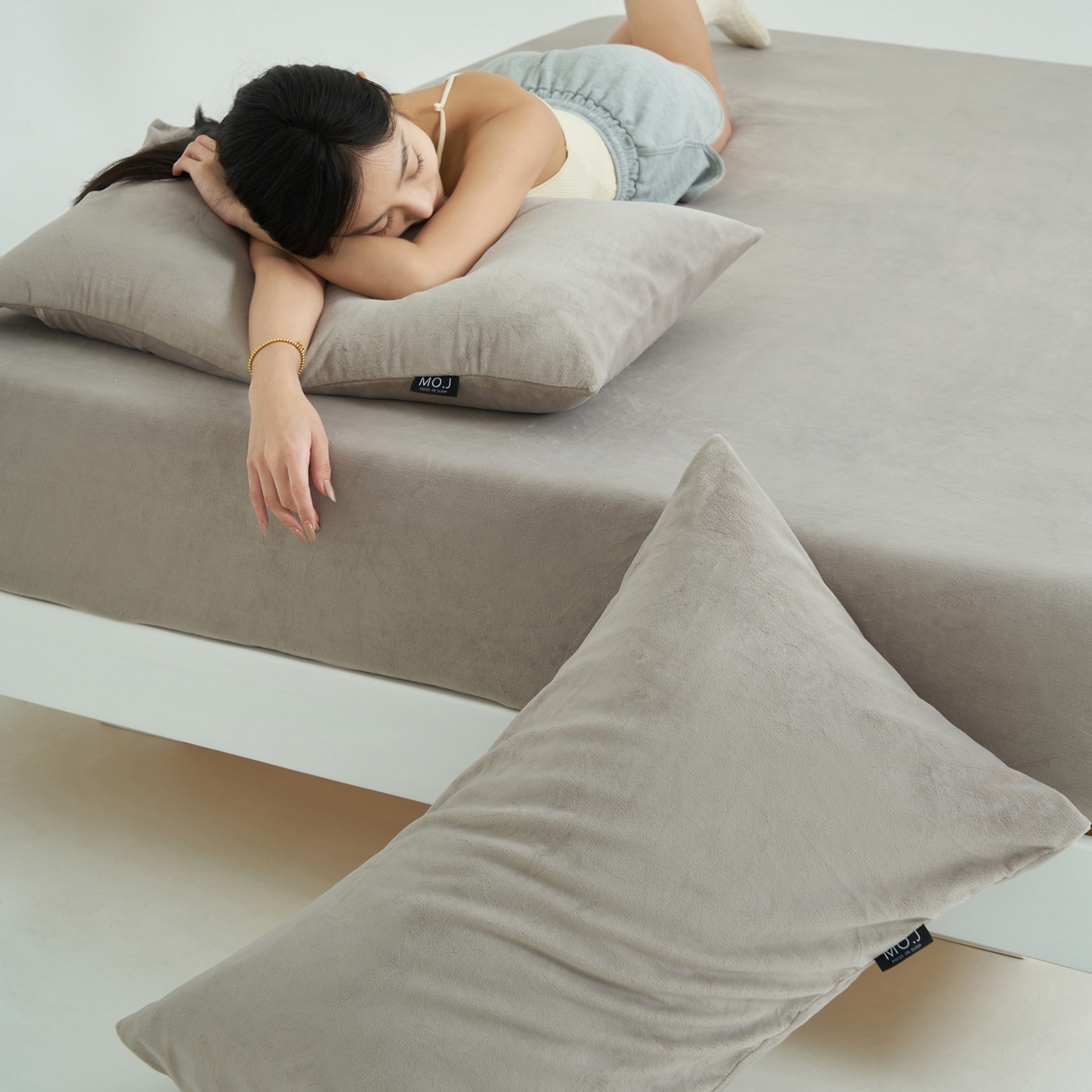 91家纺网 家纺一手货源 找家纺 寐绸家纺 2025新款牛奶绒纯色暖绒床笠 暖绒床笠-米灰