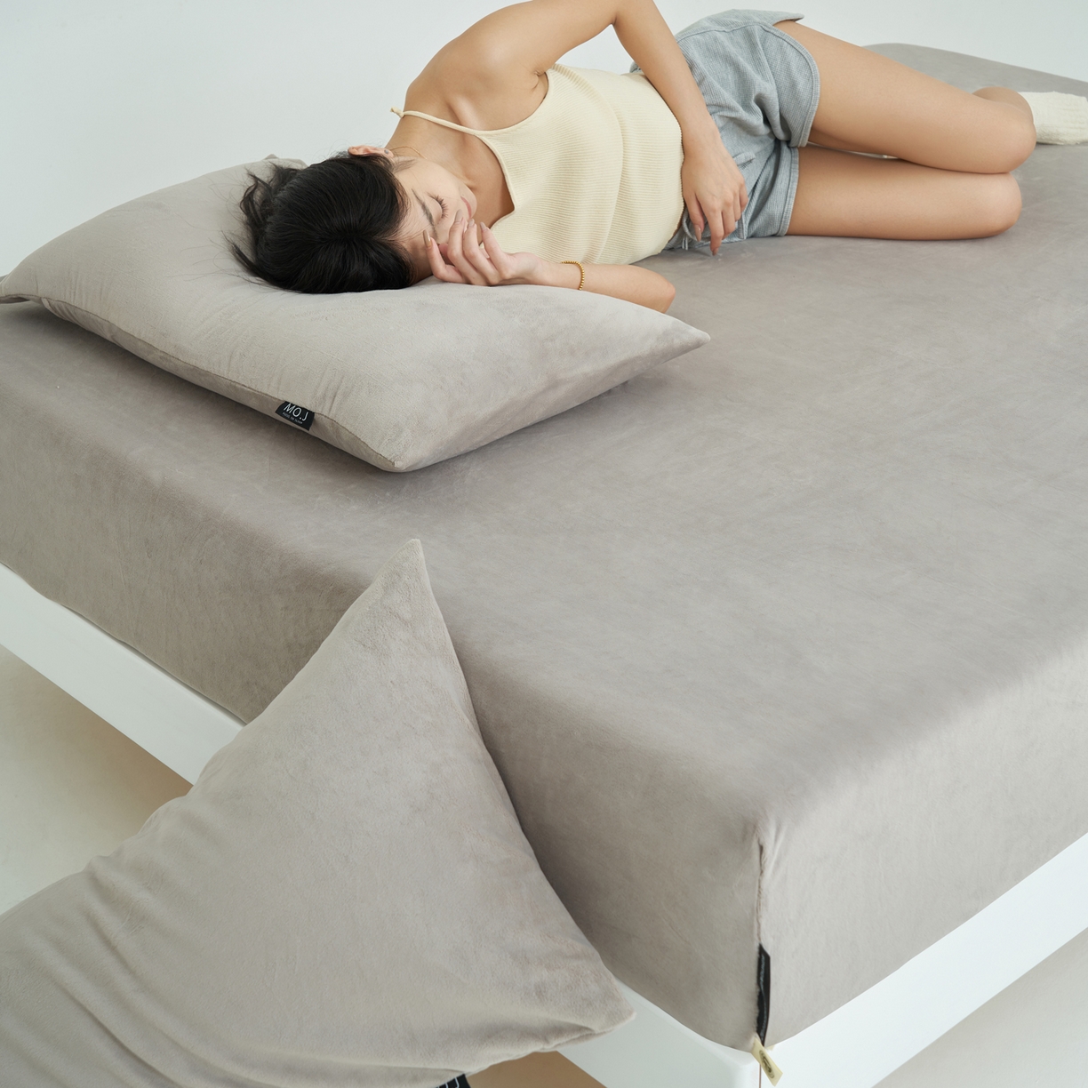 91家纺网 家纺一手货源 找家纺 寐绸家纺 2025新款牛奶绒纯色暖绒床笠 暖绒床笠-米灰