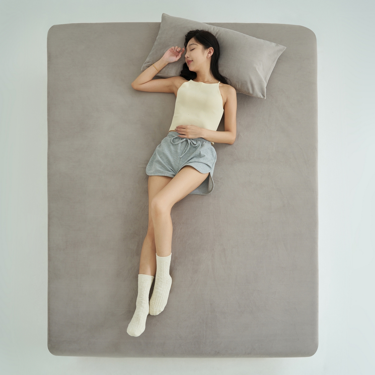 91家纺网 家纺一手货源 找家纺 寐绸家纺 2025新款牛奶绒纯色暖绒床笠 暖绒床笠-米灰