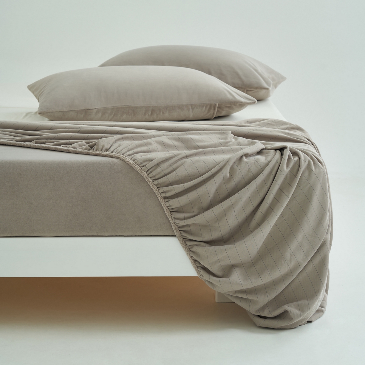 91家纺网 家纺一手货源 找家纺 寐绸家纺 2025新款牛奶绒纯色暖绒床笠 暖绒床笠-米灰