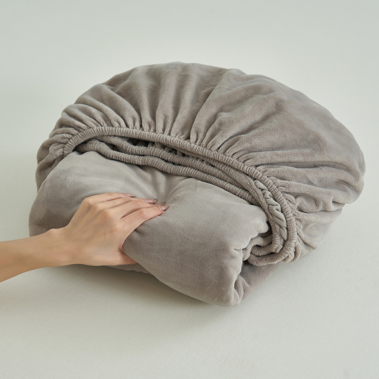 91家纺网 家纺一手货源 找家纺 寐绸家纺 2025新款牛奶绒纯色暖绒床笠 暖绒床笠-米灰