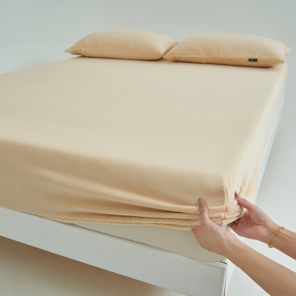 91家纺网 家纺一手货源 找家纺 寐绸家纺 2025新款牛奶绒纯色暖绒床笠 暖绒床笠-米金