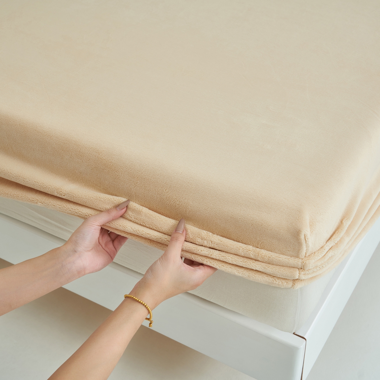 91家纺网 家纺一手货源 找家纺 寐绸家纺 2025新款牛奶绒纯色暖绒床笠 暖绒床笠-米金