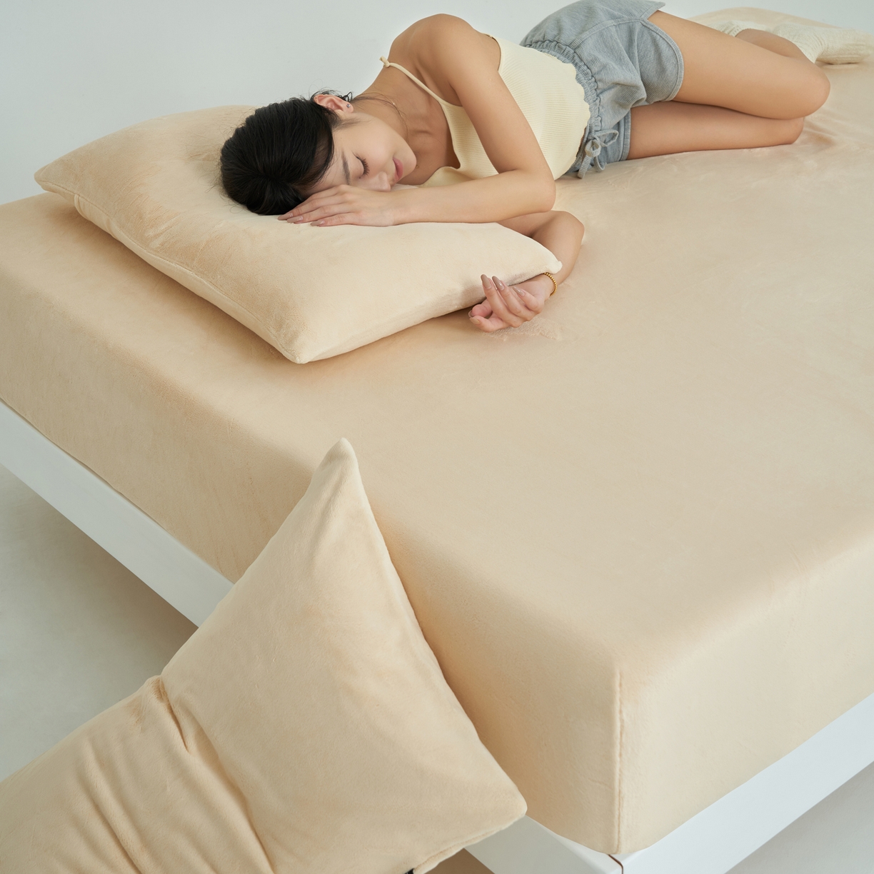 91家纺网 家纺一手货源 找家纺 寐绸家纺 2025新款牛奶绒纯色暖绒床笠 暖绒床笠-米金