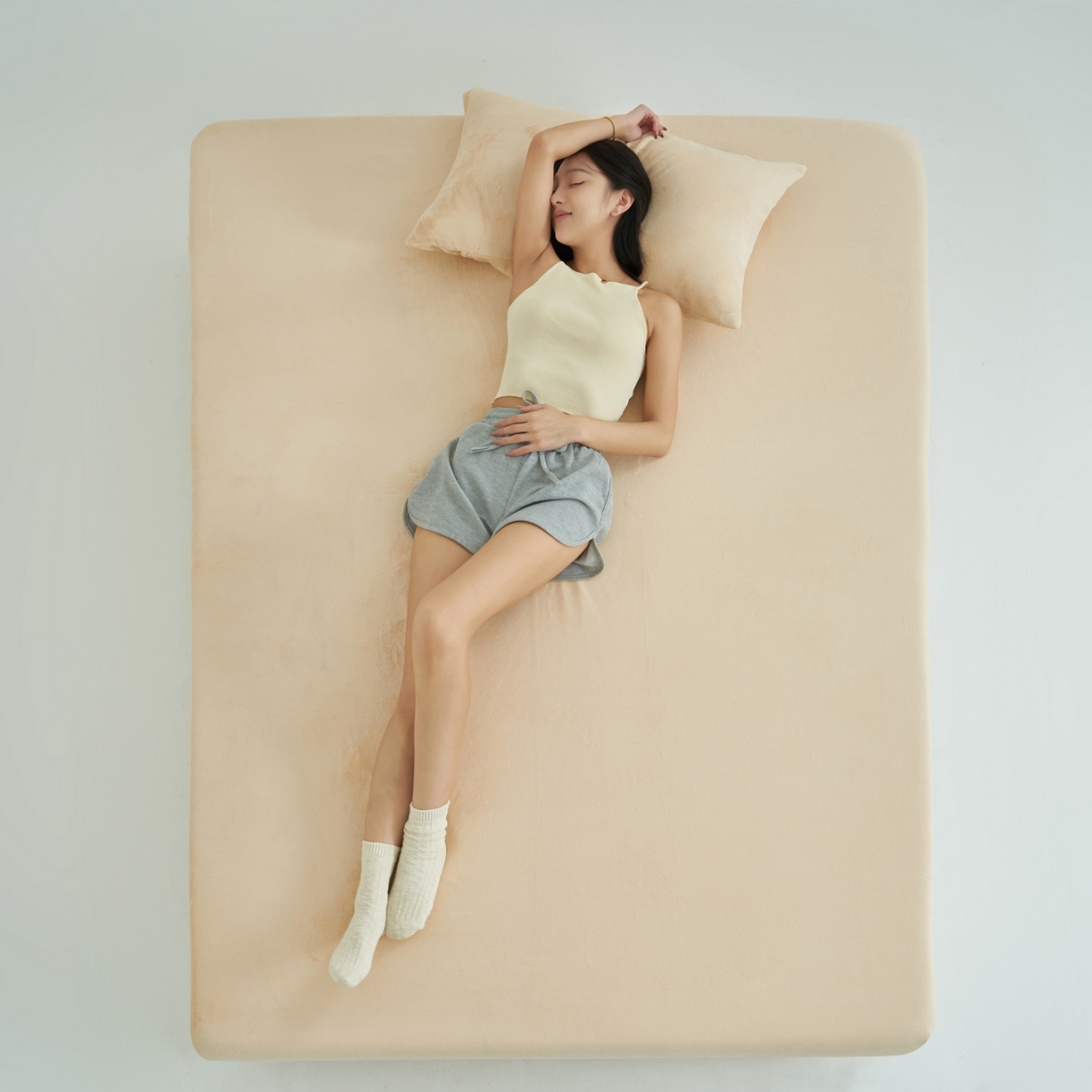 91家纺网 家纺一手货源 找家纺 寐绸家纺 2025新款牛奶绒纯色暖绒床笠 暖绒床笠-米金