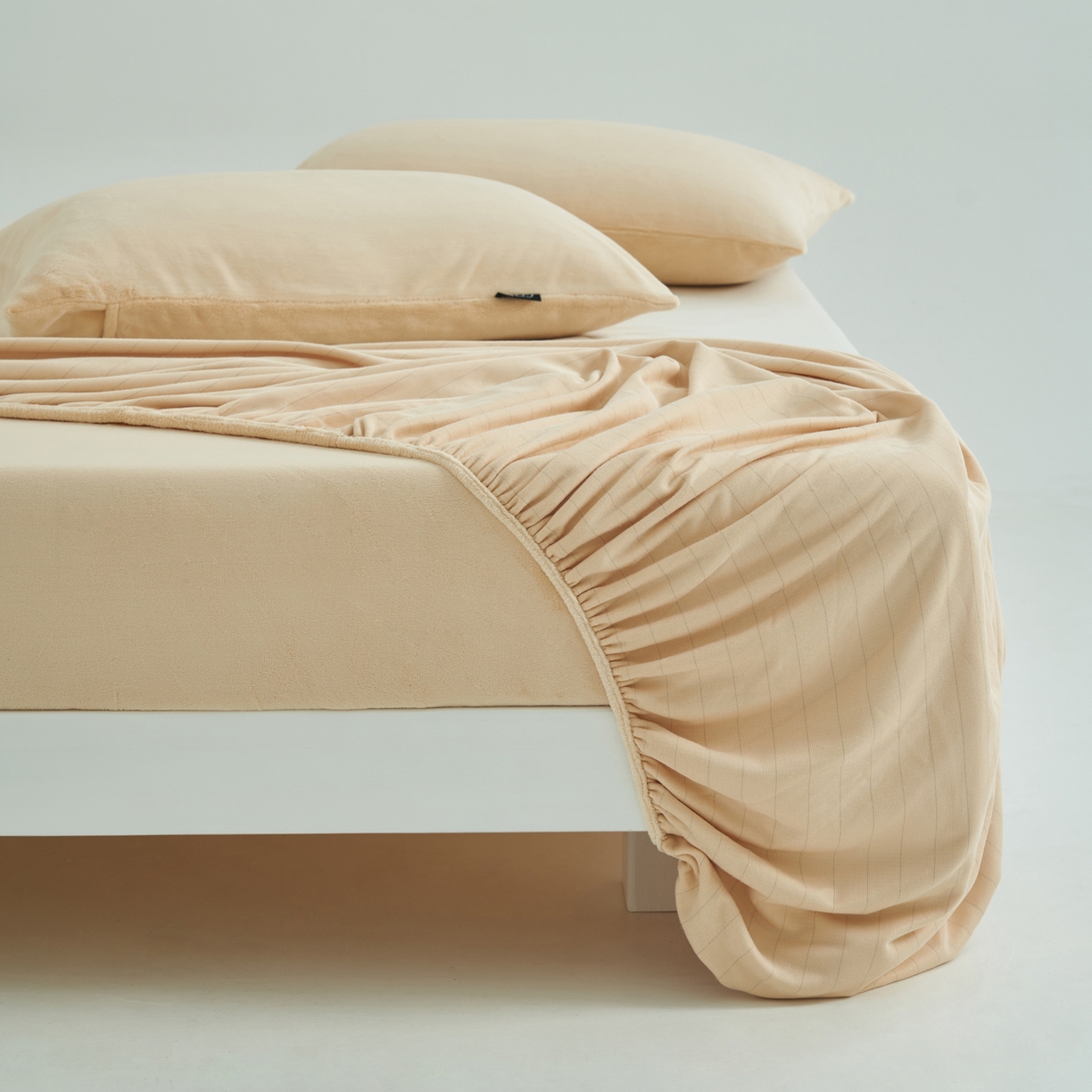 91家纺网 家纺一手货源 找家纺 寐绸家纺 2025新款牛奶绒纯色暖绒床笠 暖绒床笠-米金