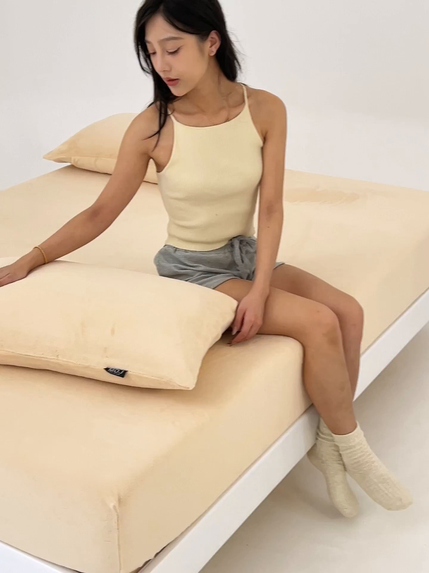 91家纺网 家纺一手货源 找家纺 寐绸家纺 2025新款牛奶绒纯色暖绒床笠 暖绒床笠-米金