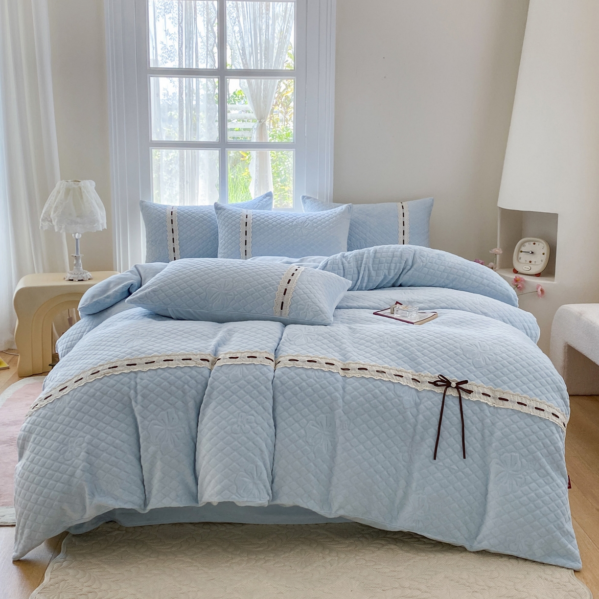 91家纺网 家纺一手货源 找家纺 乐嘉盈 2025年新款雕花法式蝴蝶结牛奶绒四件套  蝴蝶结-蓝