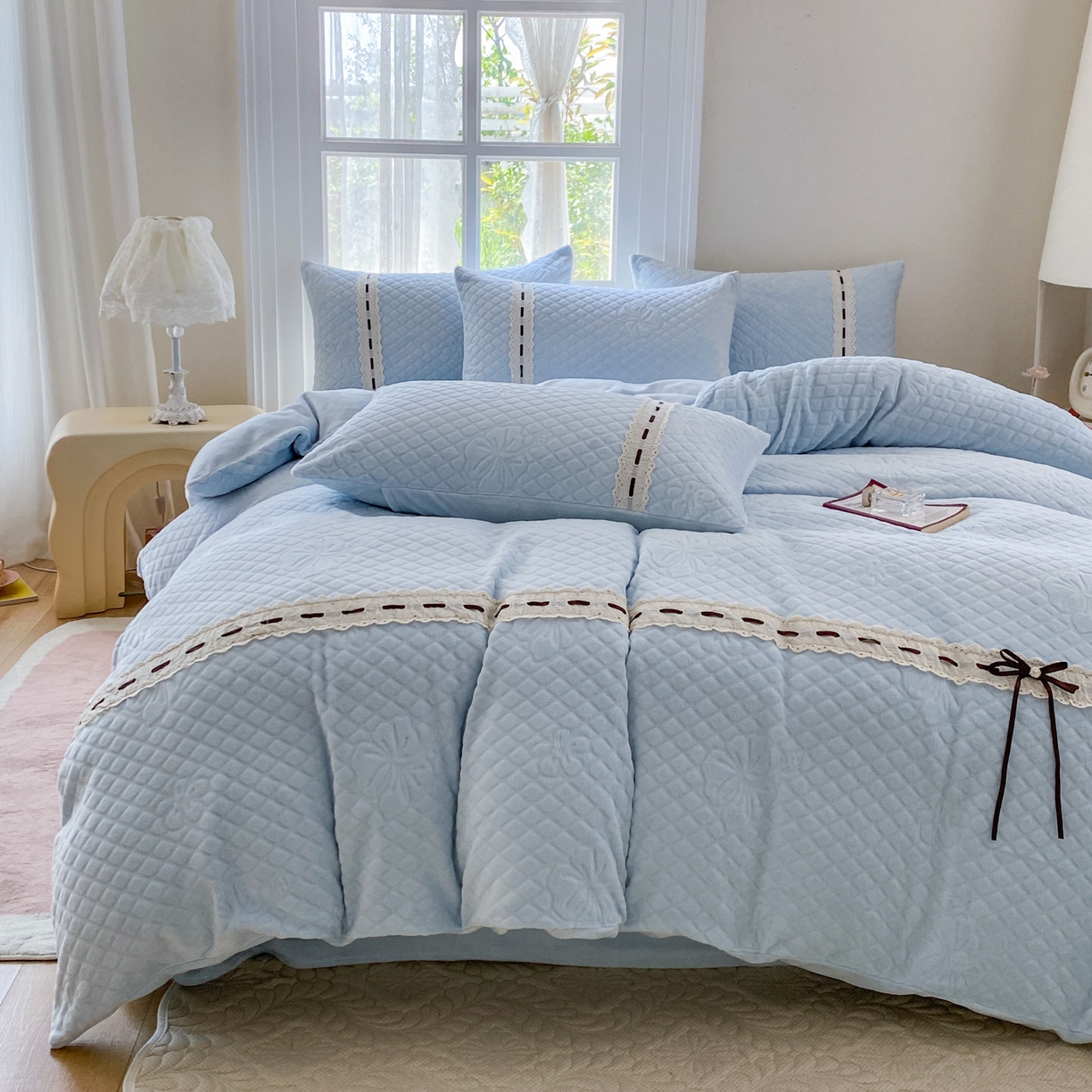 91家纺网 家纺一手货源 找家纺 乐嘉盈 2025年新款雕花法式蝴蝶结牛奶绒四件套  蝴蝶结-蓝